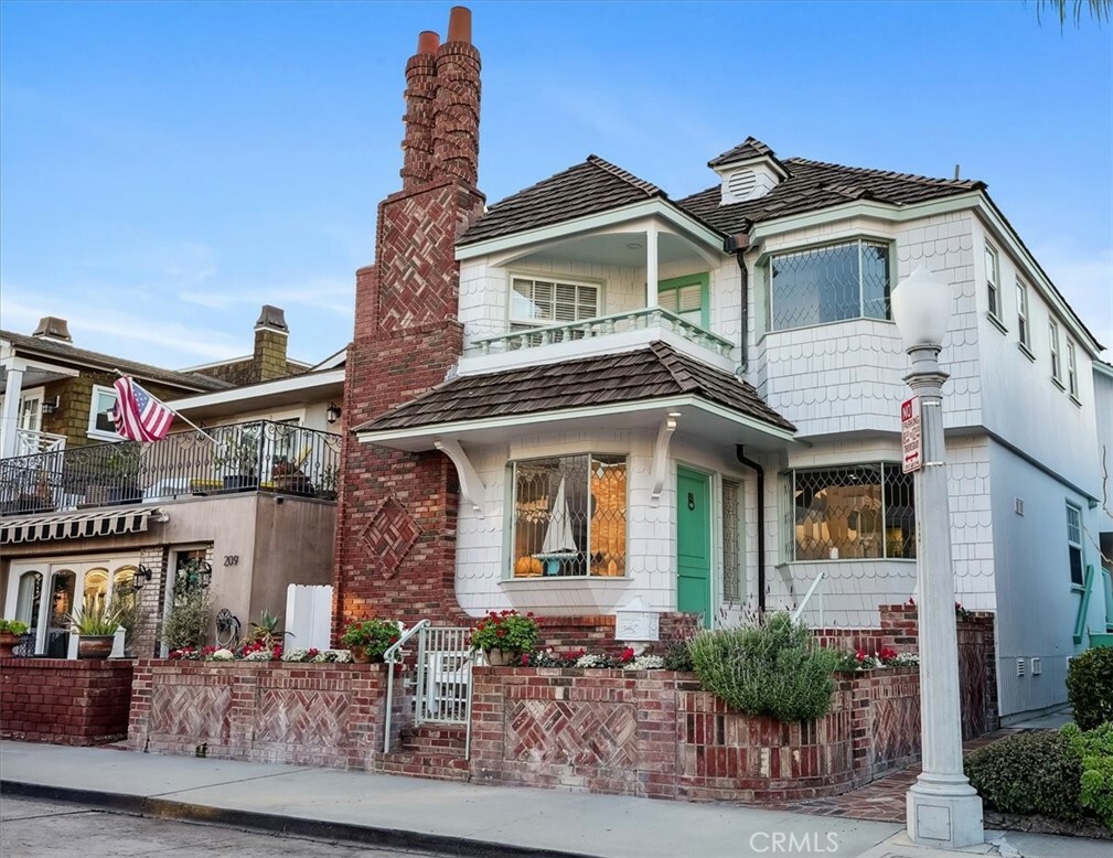 Property Photo: 211 Pearl Avenue CA 92662