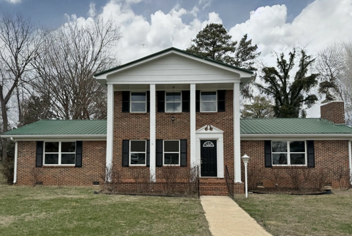 Property Photo:  700 W Broad St  TN 37324 