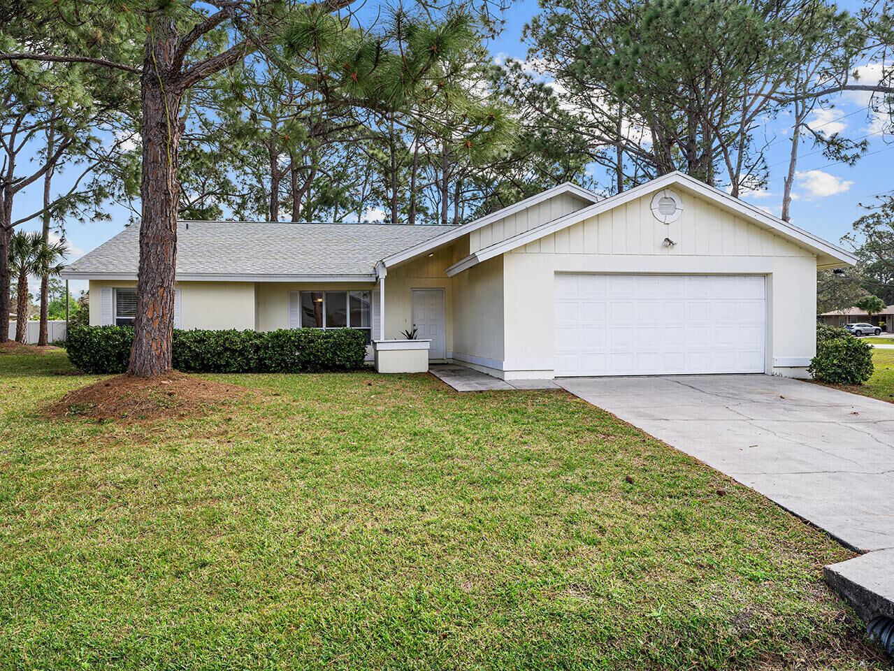 Property Photo:  801 Pembroke Avenue NE  FL 32907 