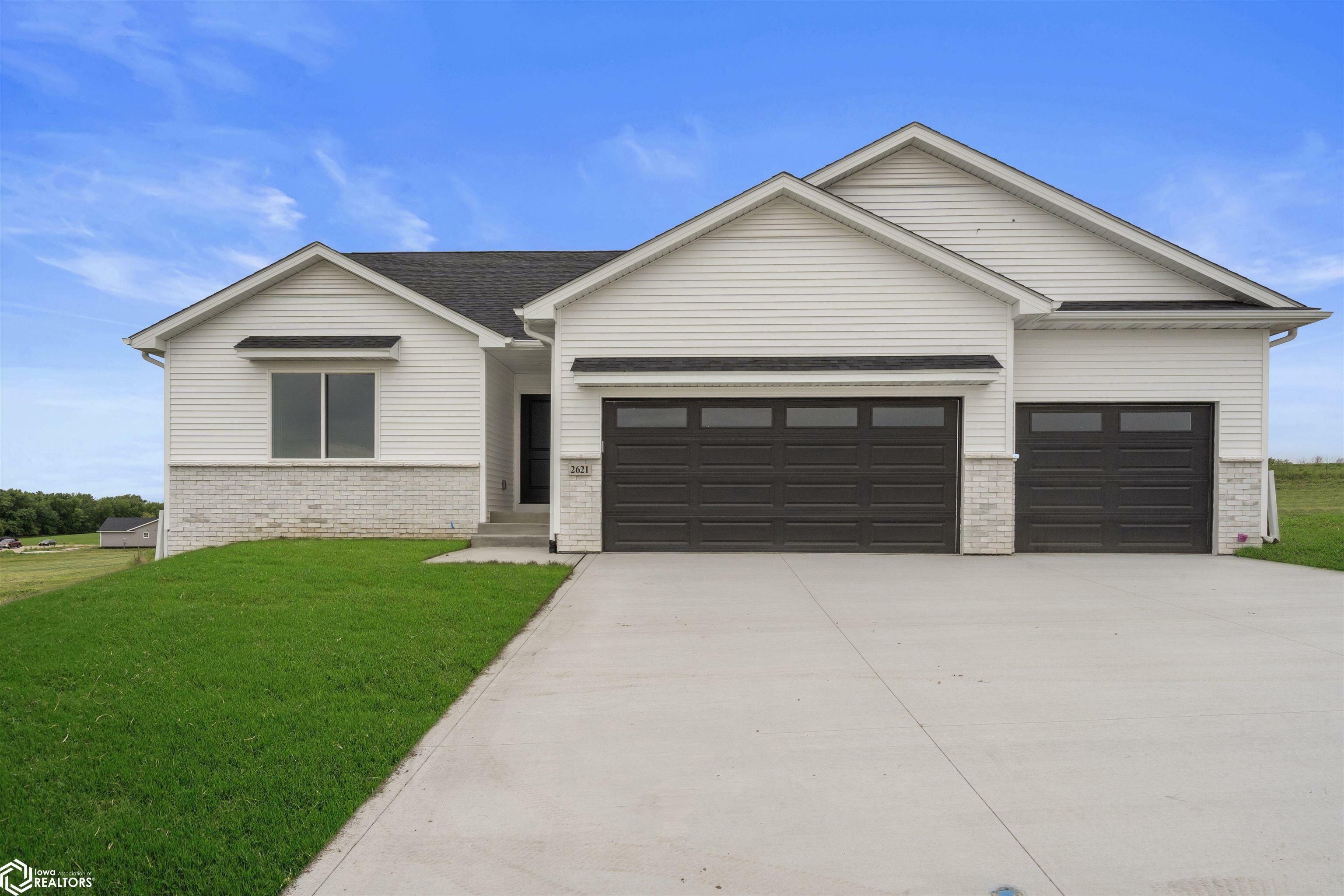 Property Photo:  2621 Knollway Drive  IA 50158 