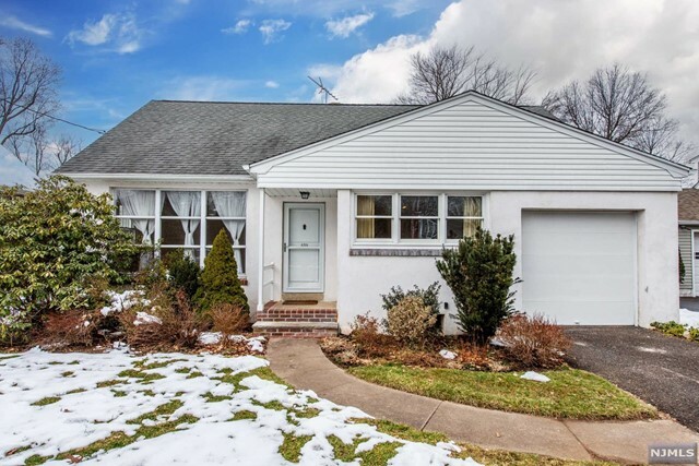 Property Photo:  659 Quackenbush Avenue  NJ 07481 