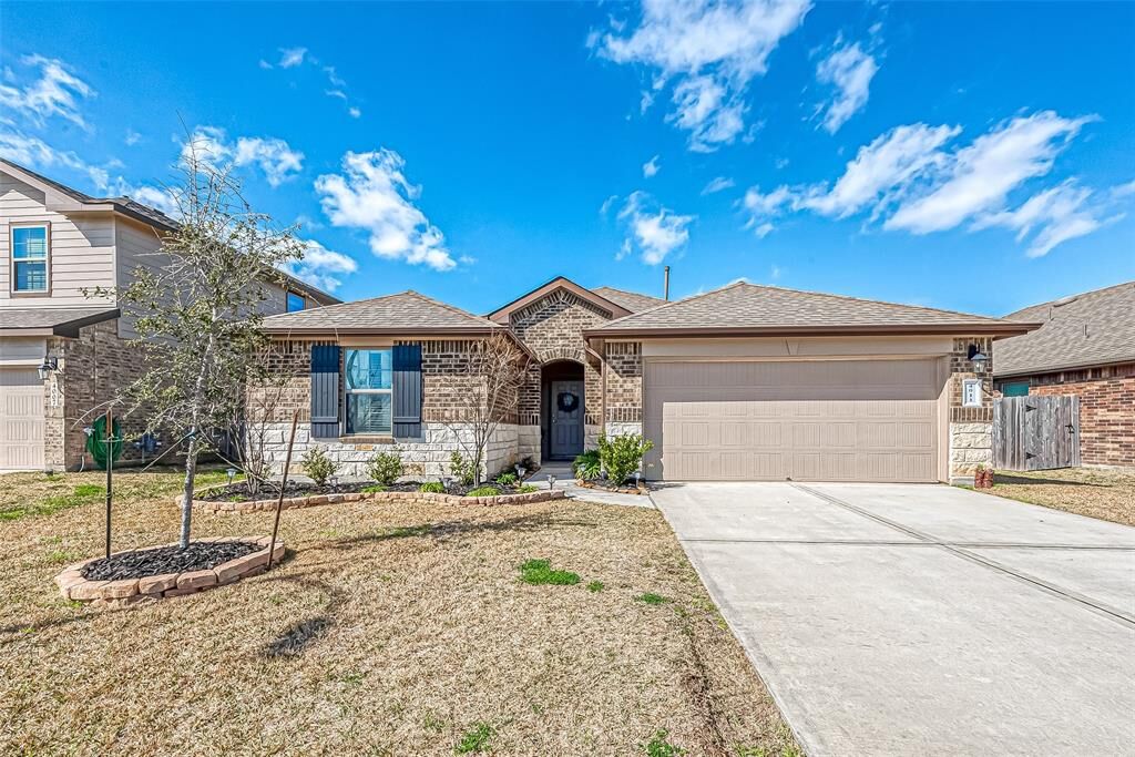 Property Photo: 4011 Country Club Drive TX 77521