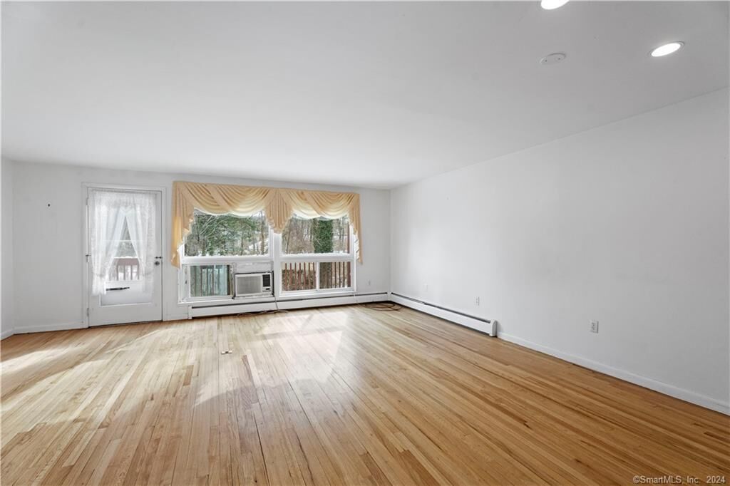 Property Photo:  72 Worth Avenue 72  CT 06518 