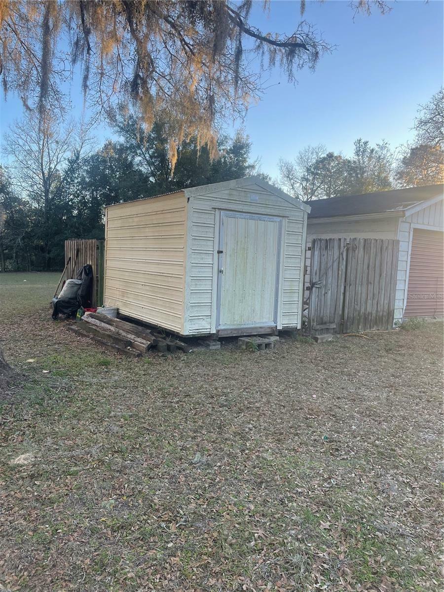 Property Photo: 15850 NE 2nd Place FL 32696