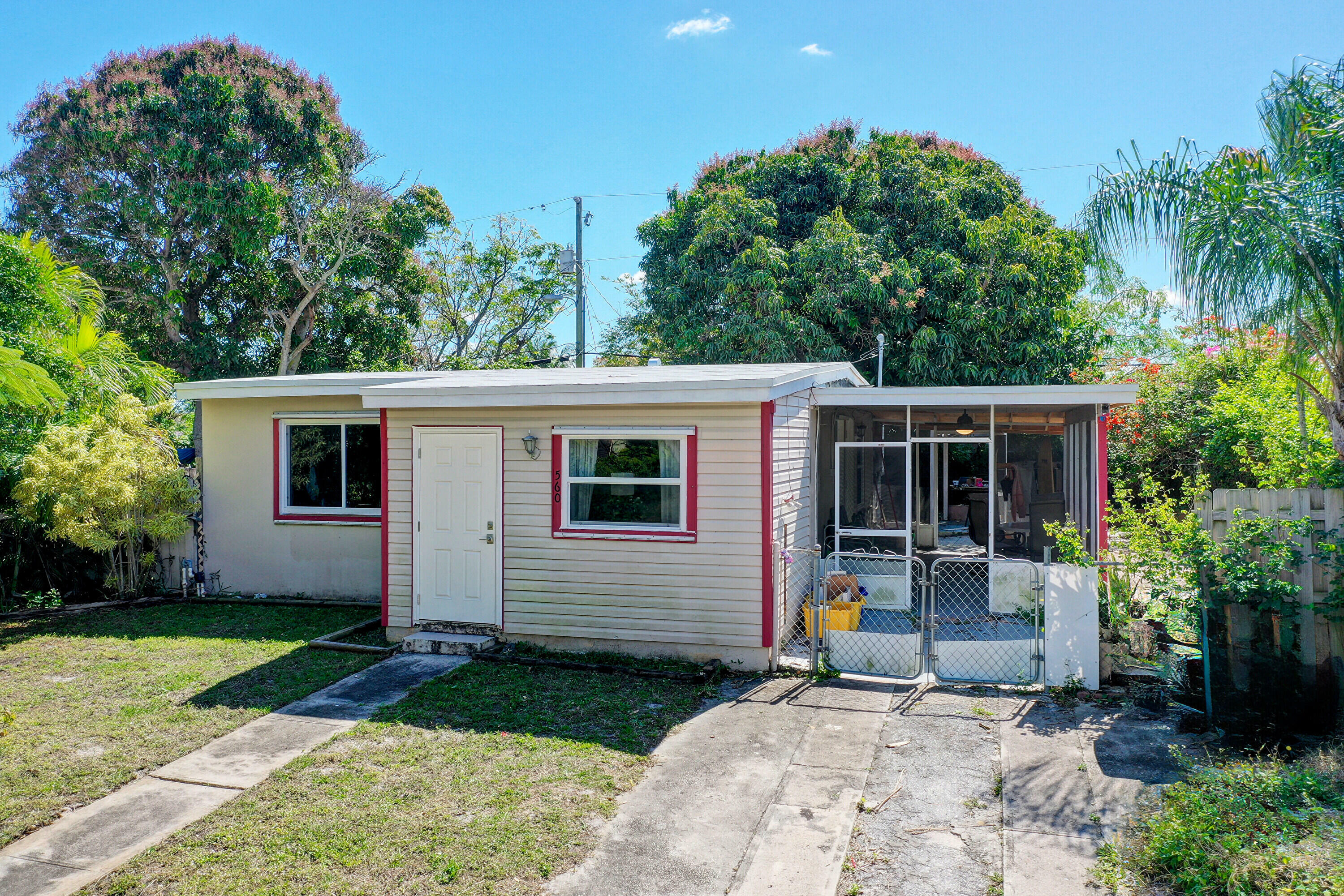 Property Photo:  560 Oleander Road  FL 33462 