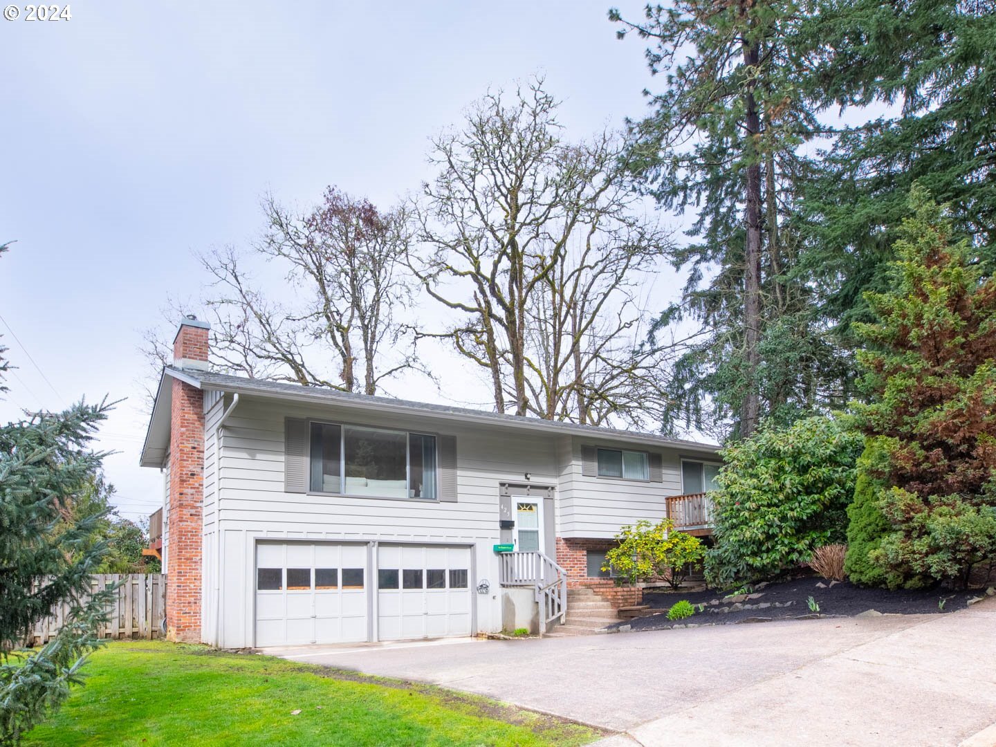 Property Photo: 425 Kingswood Ave OR 97405
