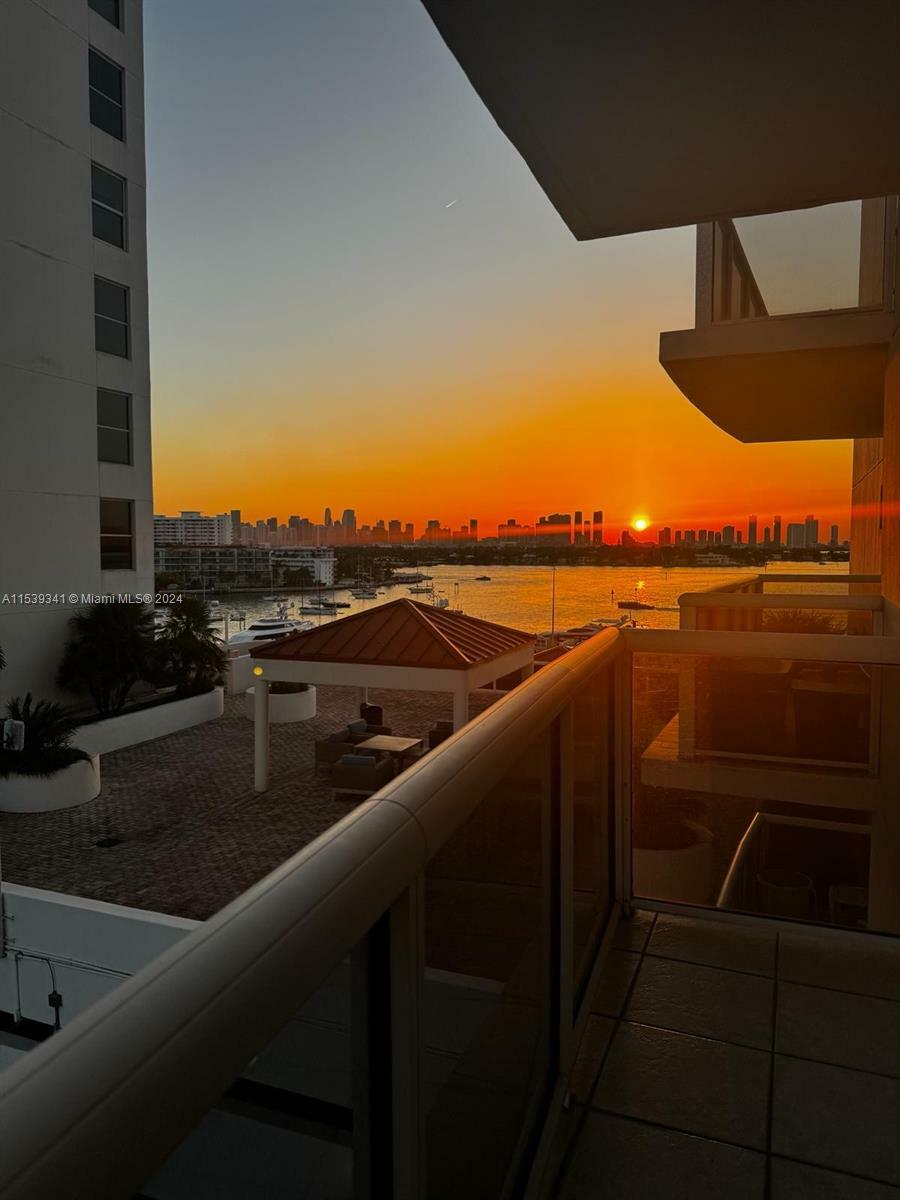 Property Photo:  1900 Sunset Harbour Dr 815  FL 33139 