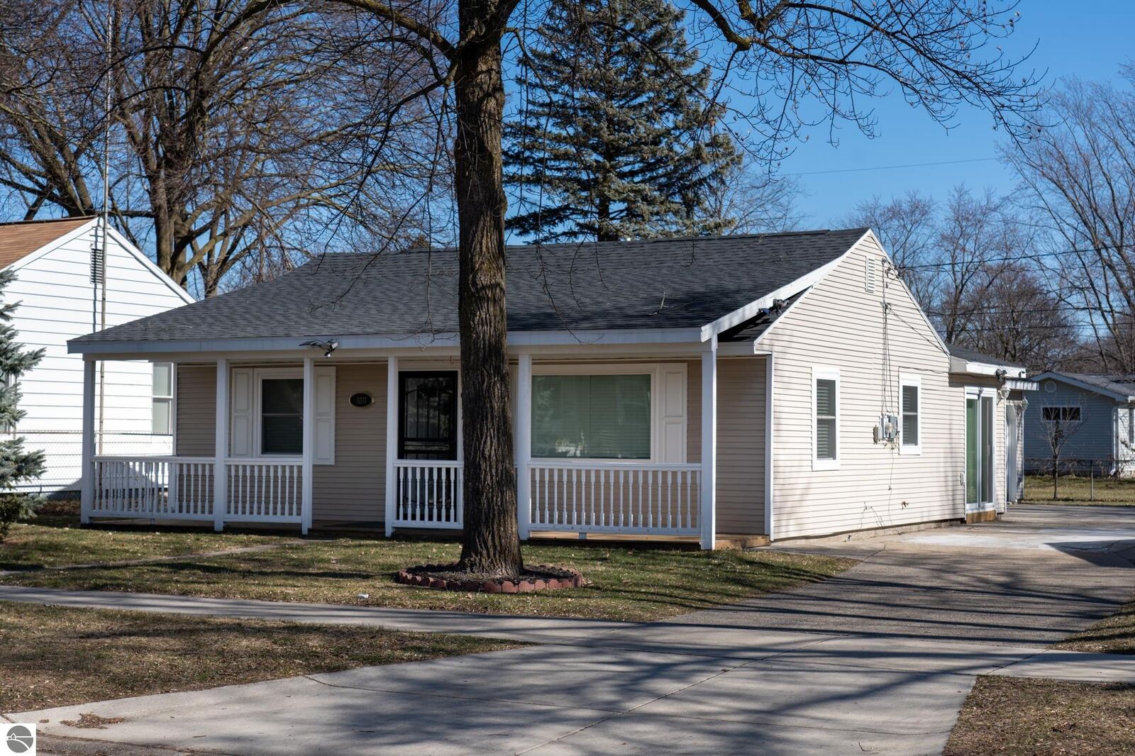 Property Photo:  1011 S Anna Street  MI 48858 