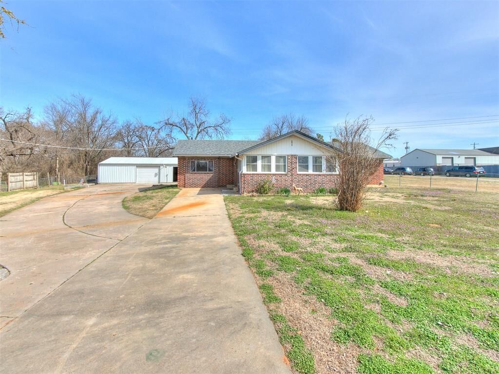 Property Photo:  2412 N Maple Drive  OK 73045 