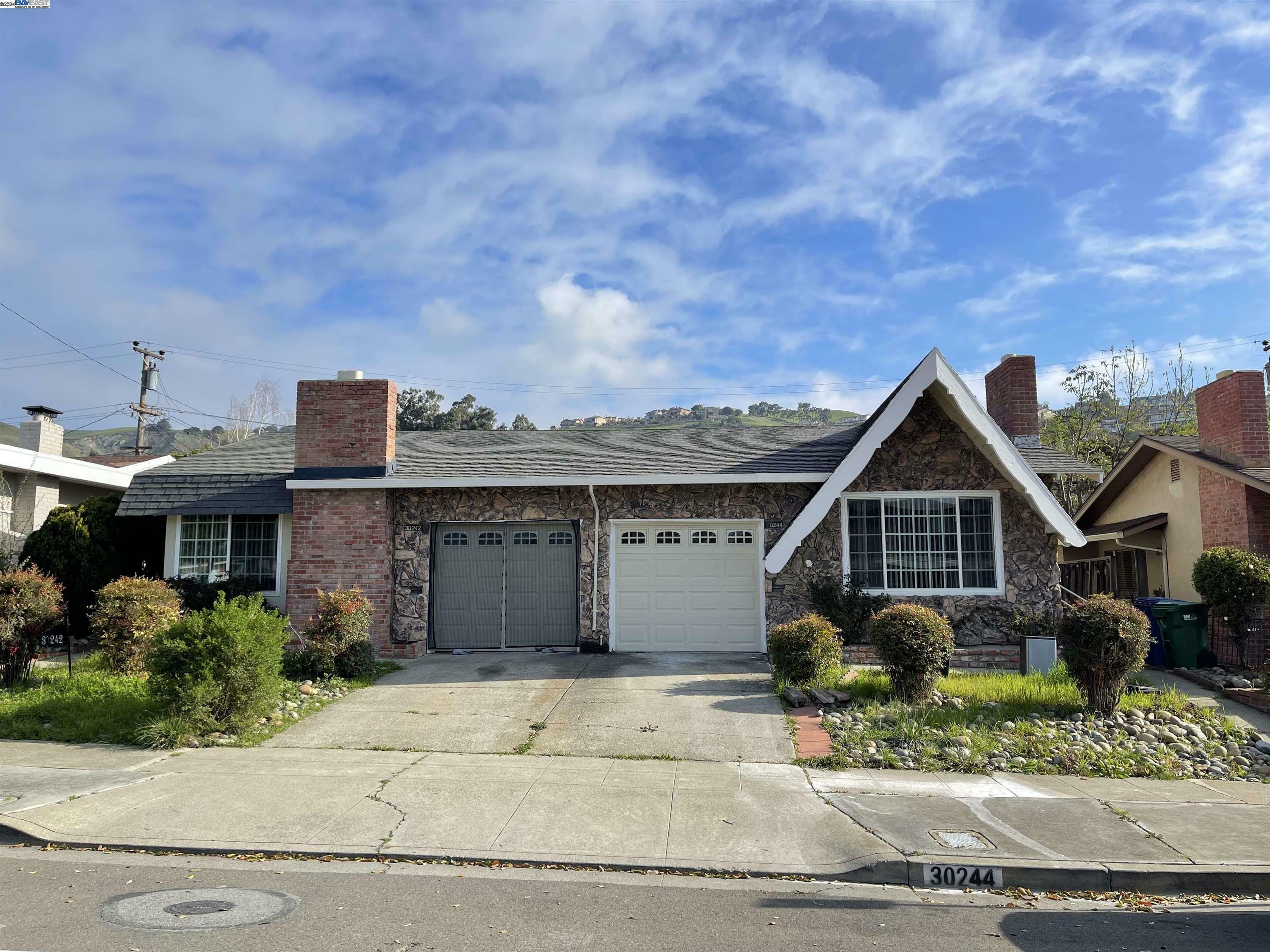 Property Photo:  30244 Vanderbilt St  CA 94544 