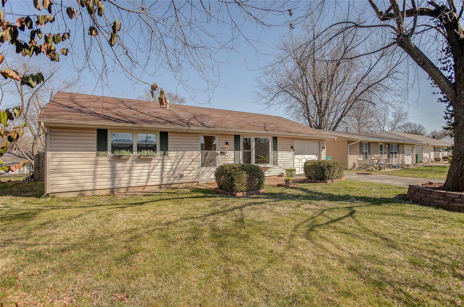 Property Photo:  608 W Washington  IL 62269 