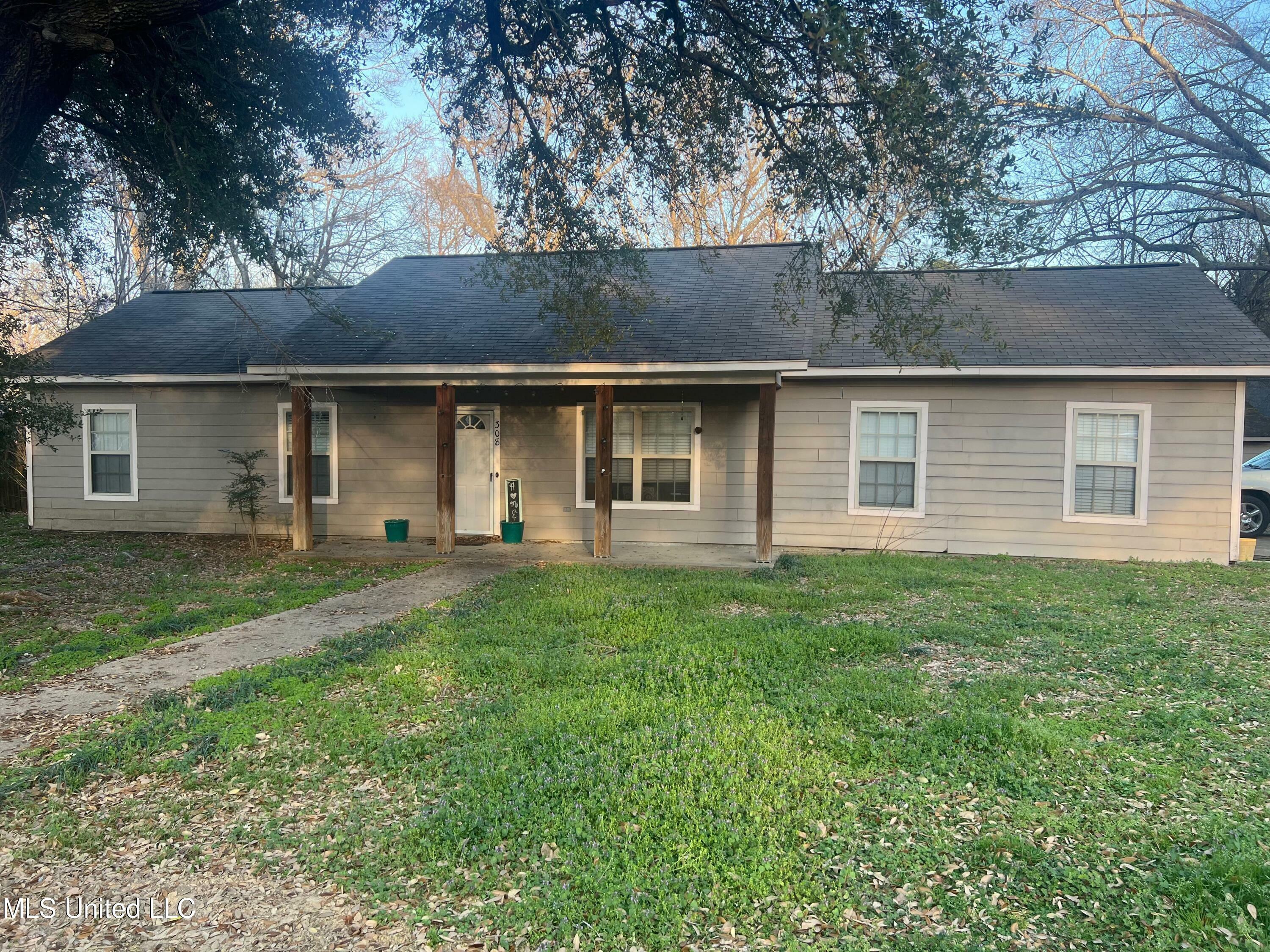 Property Photo:  308 Southridge Drive  MS 39157 