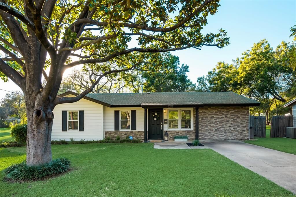 Property Photo:  3025 Kerry Lane  TX 76117 