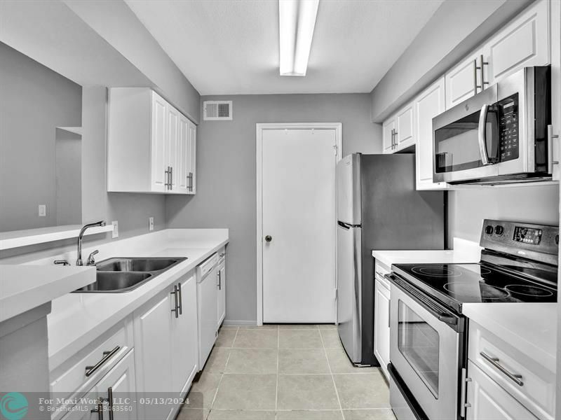 Property Photo:  2465 NW 33rd St 1513  FL 33309 