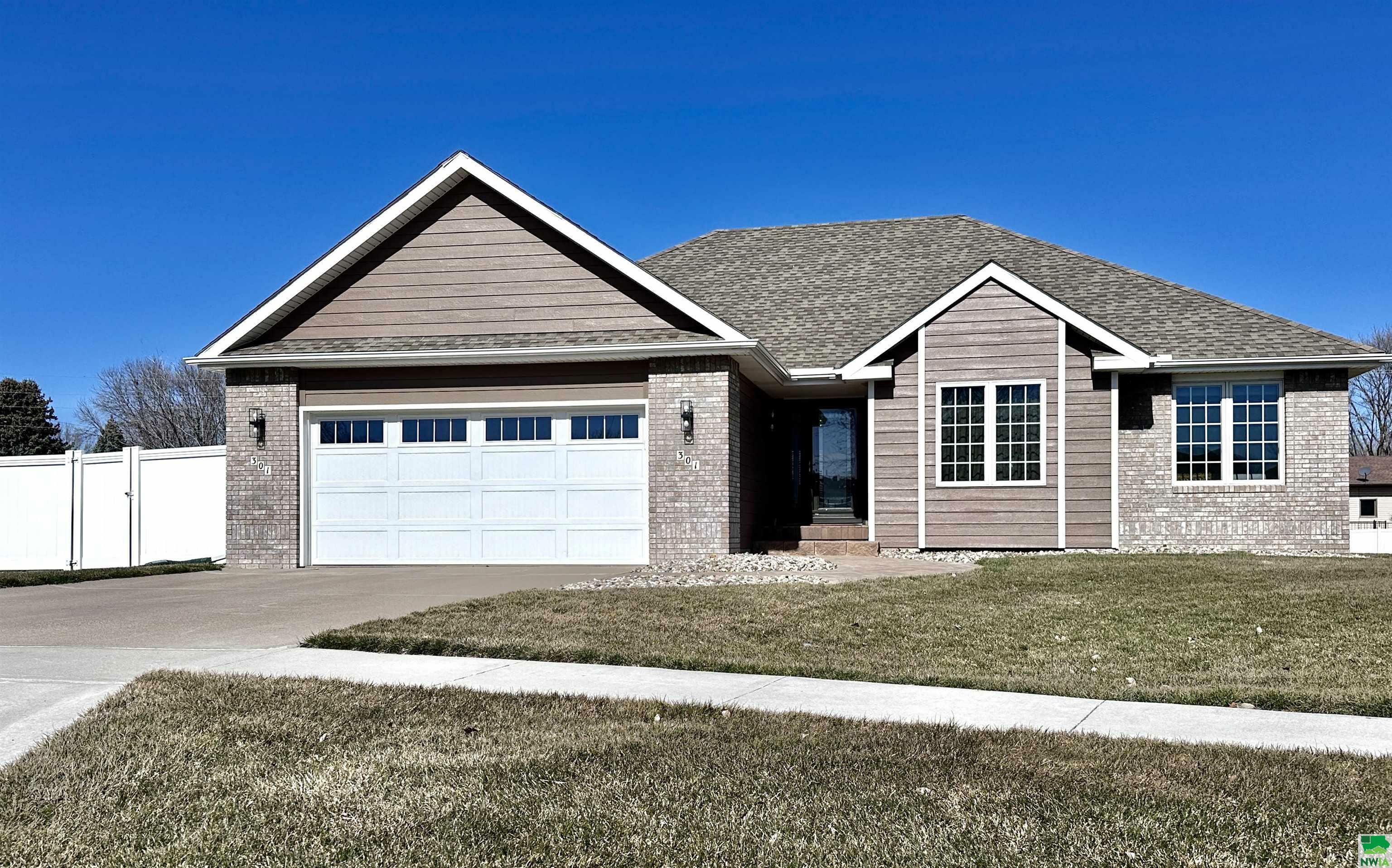 Property Photo:  301 Bennington Ct  IA 51054 