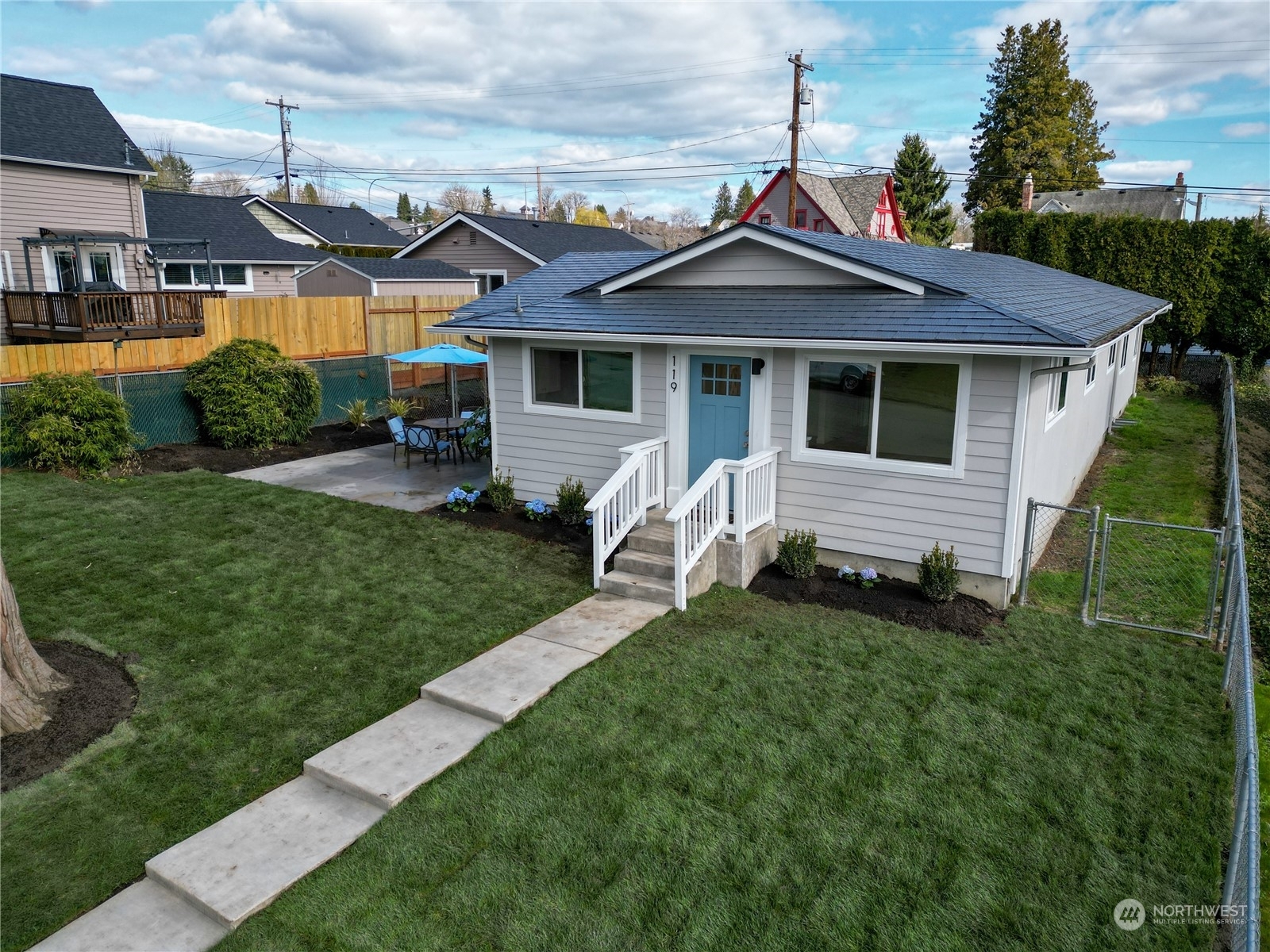 Property Photo:  119 Avenue E  WA 98290 