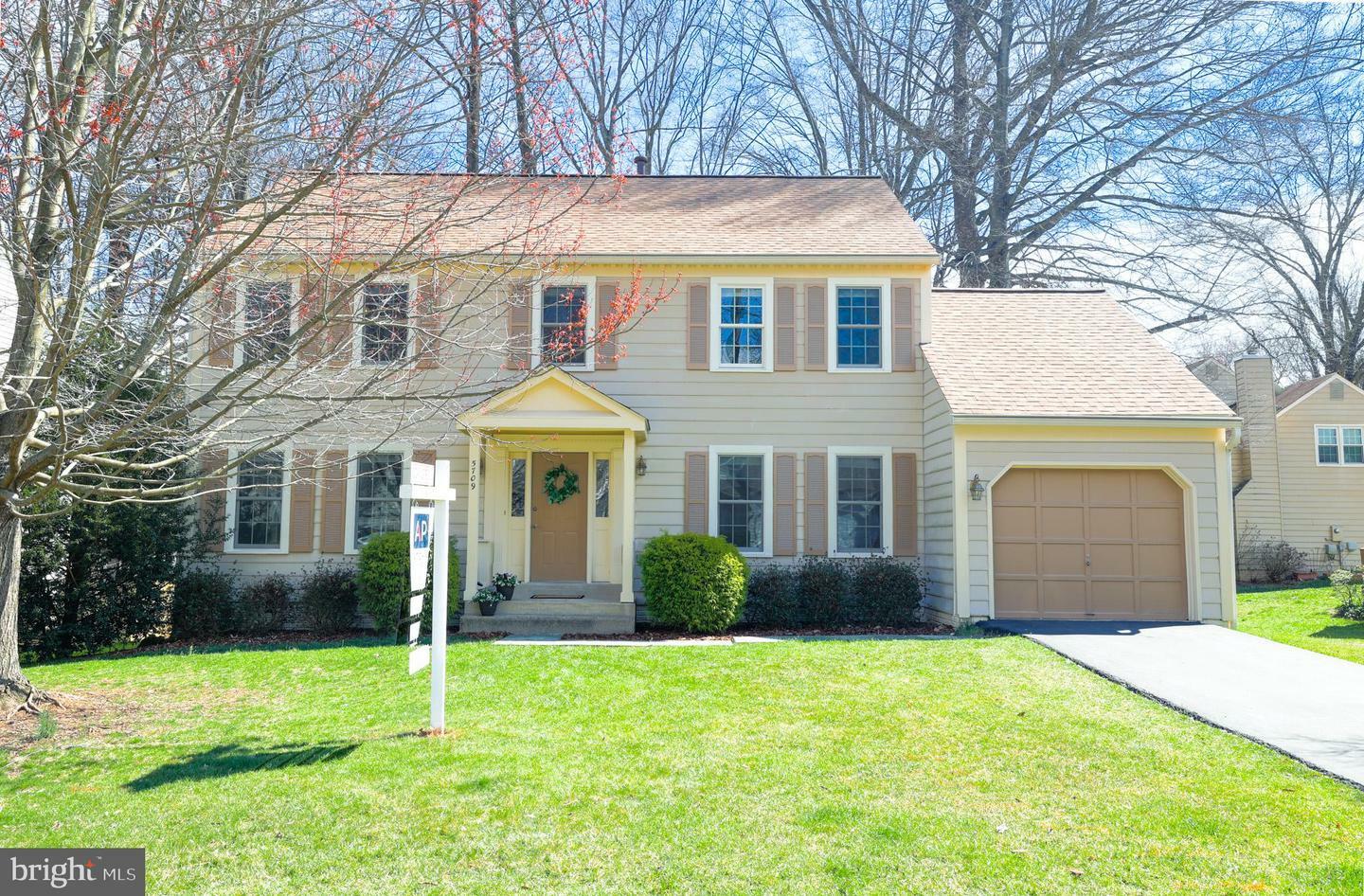 Property Photo: 5709 Wigfield Way VA 22015