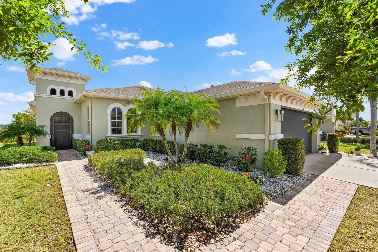 Property Photo:  920 Regal Manor Way  FL 33573 