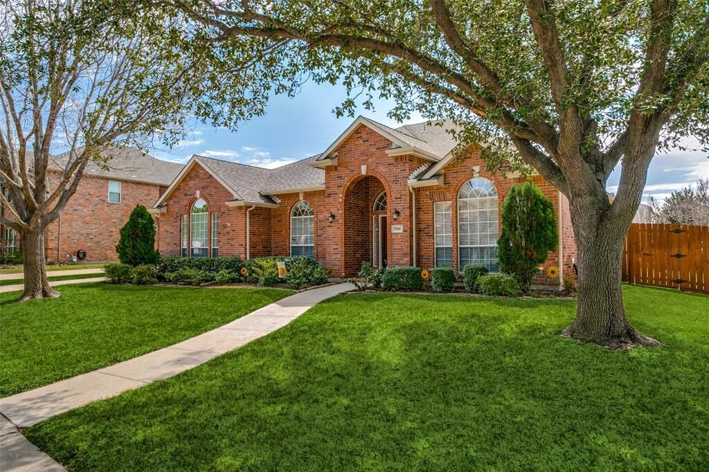 Property Photo:  1916 Fall Creek Trail  TX 76248 