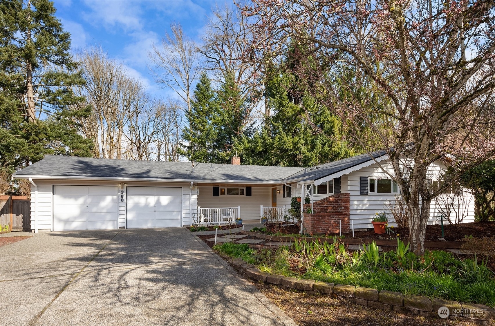 Property Photo:  380 NE Birch Street  WA 98027 