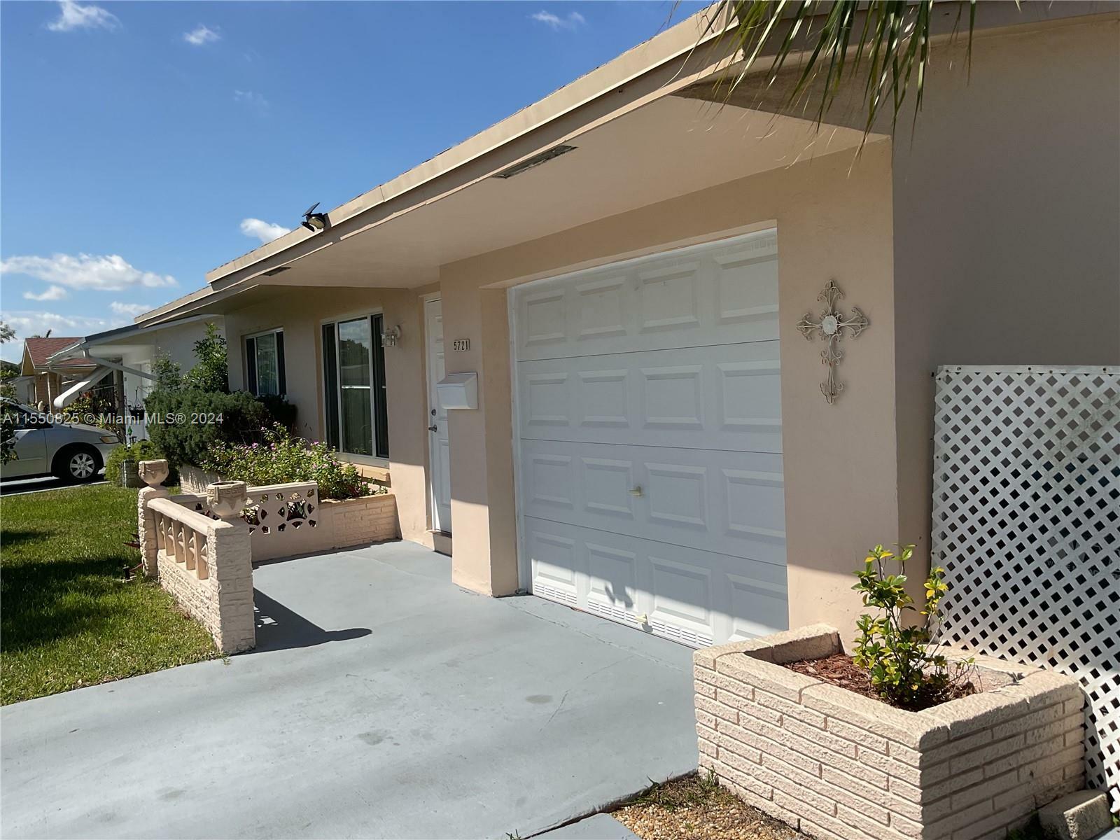 Property Photo:  5721 NW 65th Ter  FL 33321 