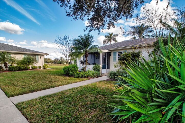 Property Photo:  1903 Canterbury Lane B12  FL 33573 