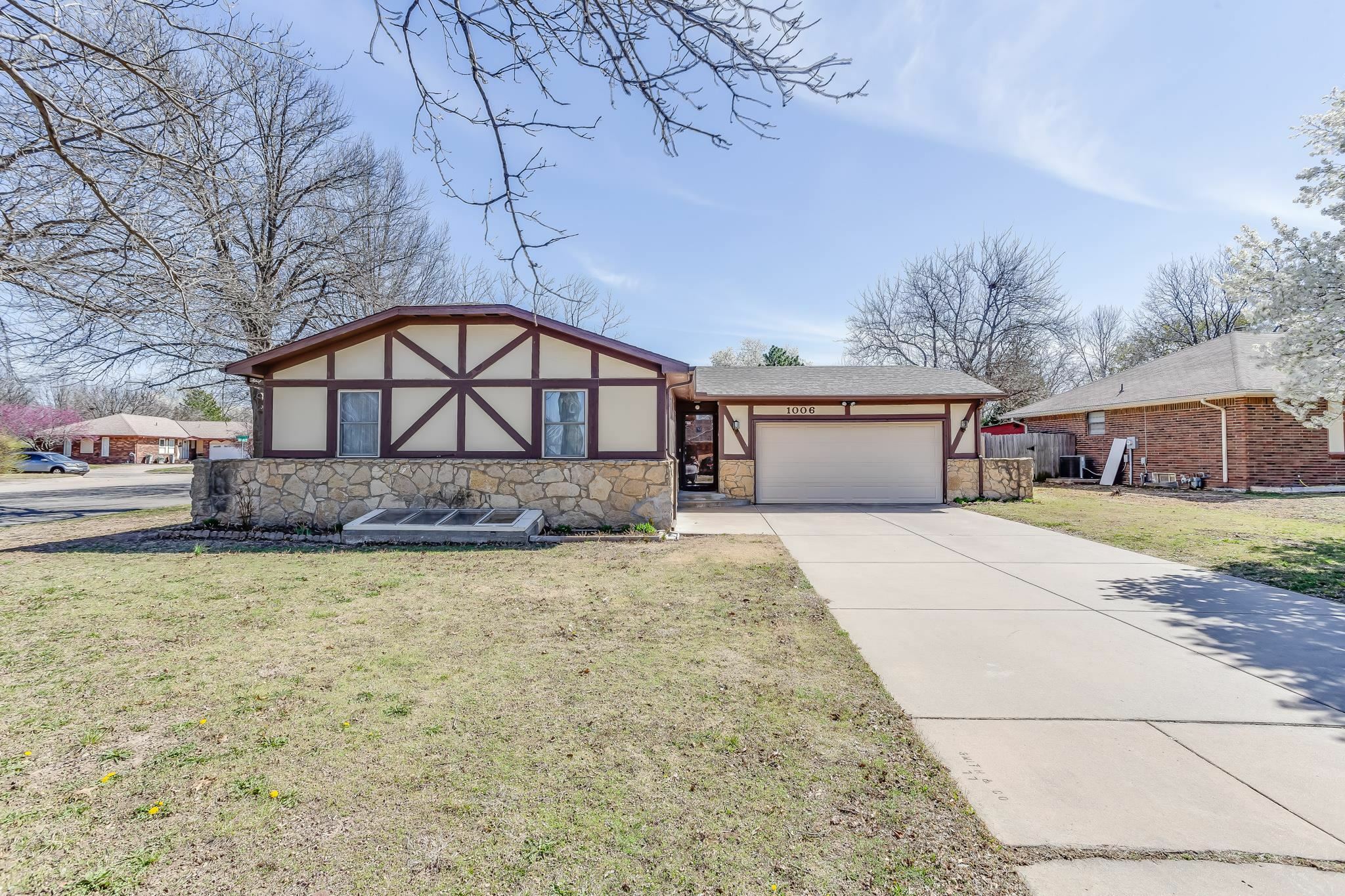 Property Photo:  1006 S Burrus St  KS 67207 