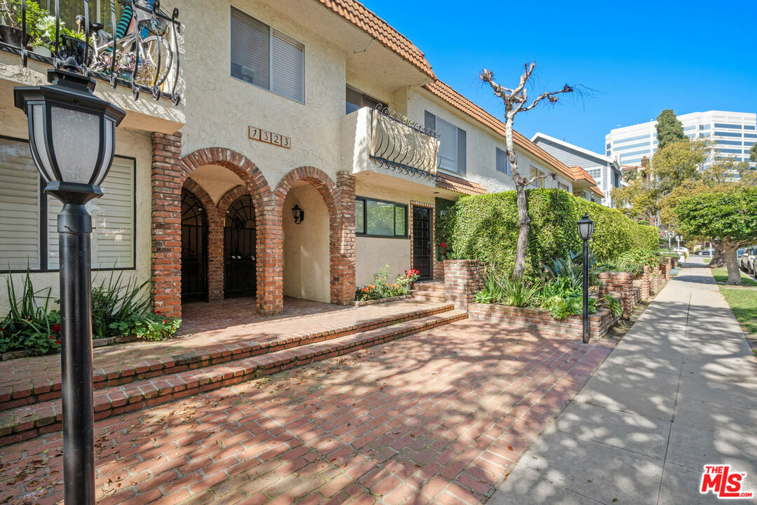 Property Photo:  1323  S Carmelina Ave 211  CA 90025 