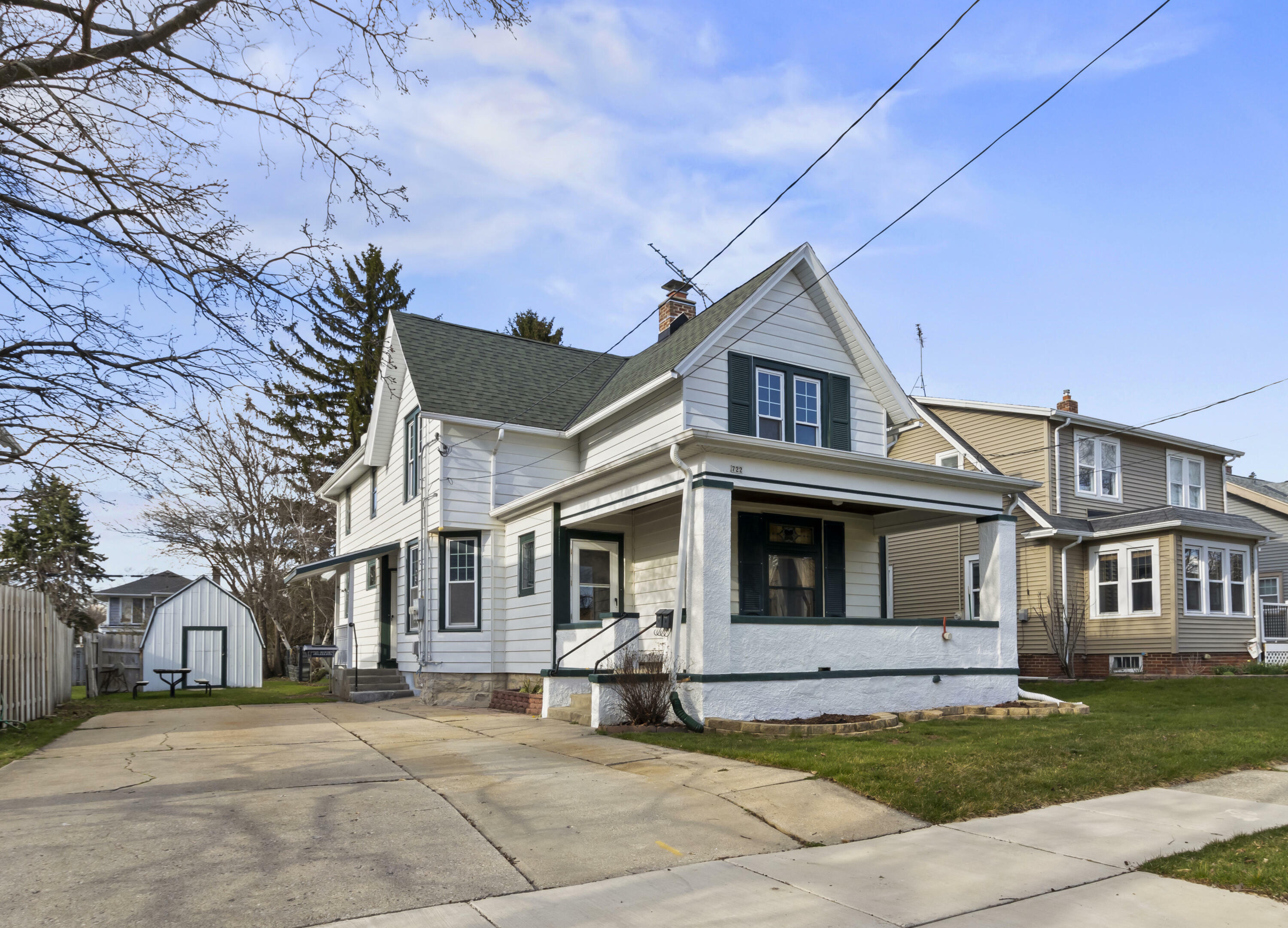 Property Photo:  722 Linden St  WI 53186 