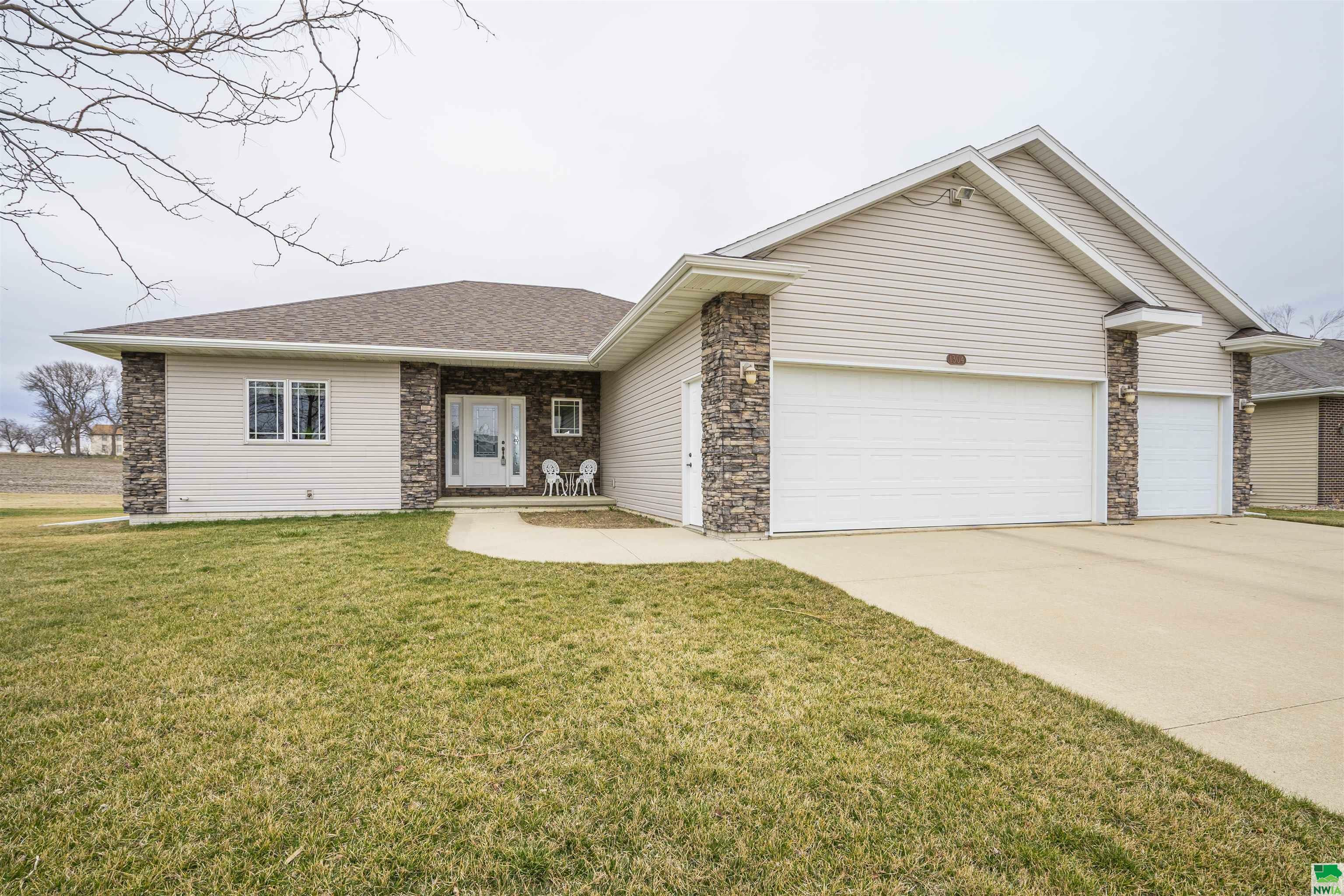 Property Photo:  1304 16th Ave SE  IA 51031 