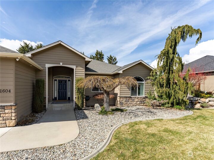 Property Photo:  1604 Hannah Way  WA 98802