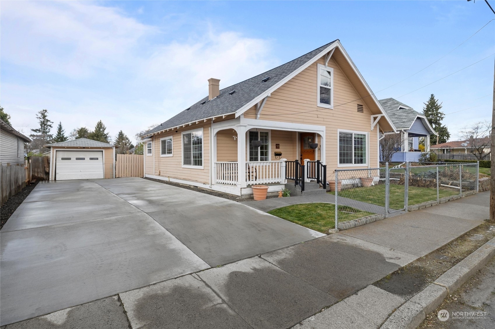 Property Photo:  16 S Roosevelt  WA 99362 