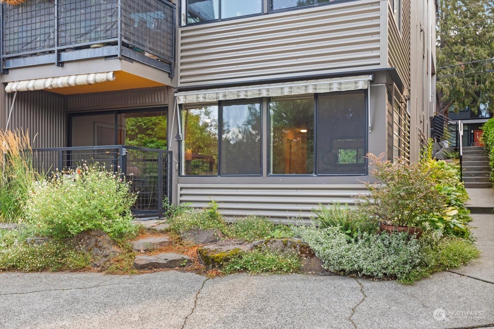 Property Photo:  747 Belmont Place E 101A  WA 98102 