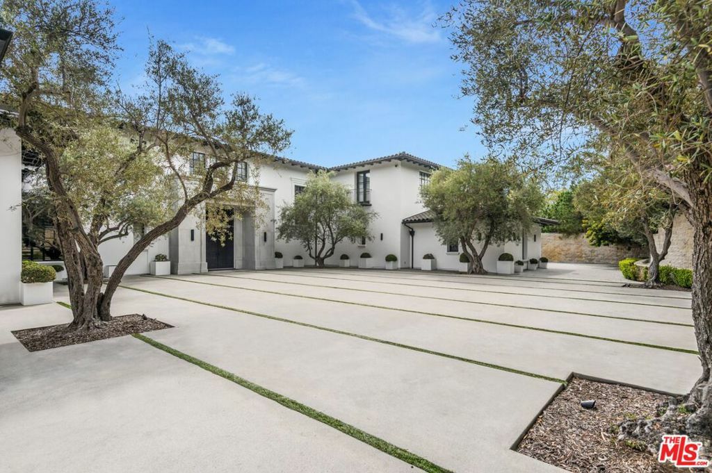 Property Photo:  271 S Mapleton Drive  CA 90024 