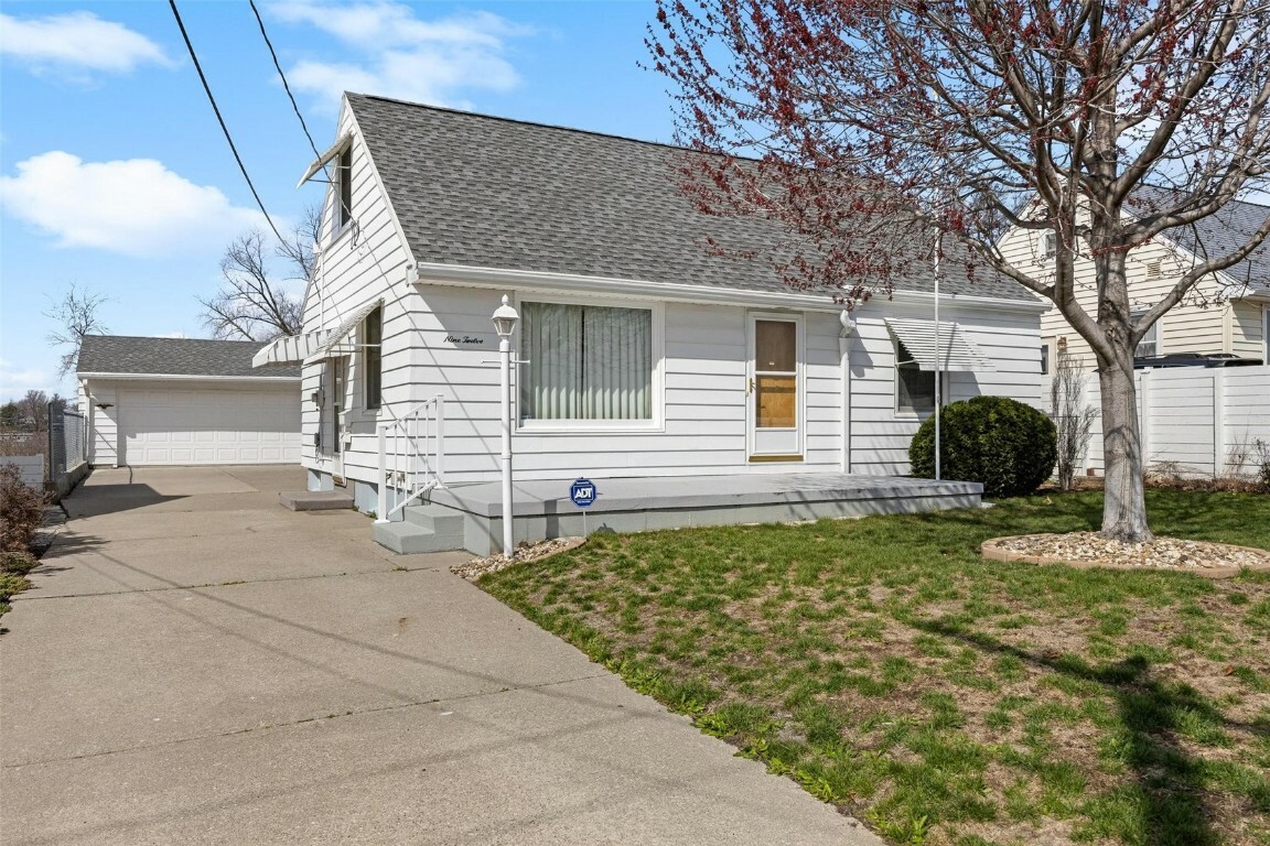 Property Photo:  912 15th Street SW  IA 52404 