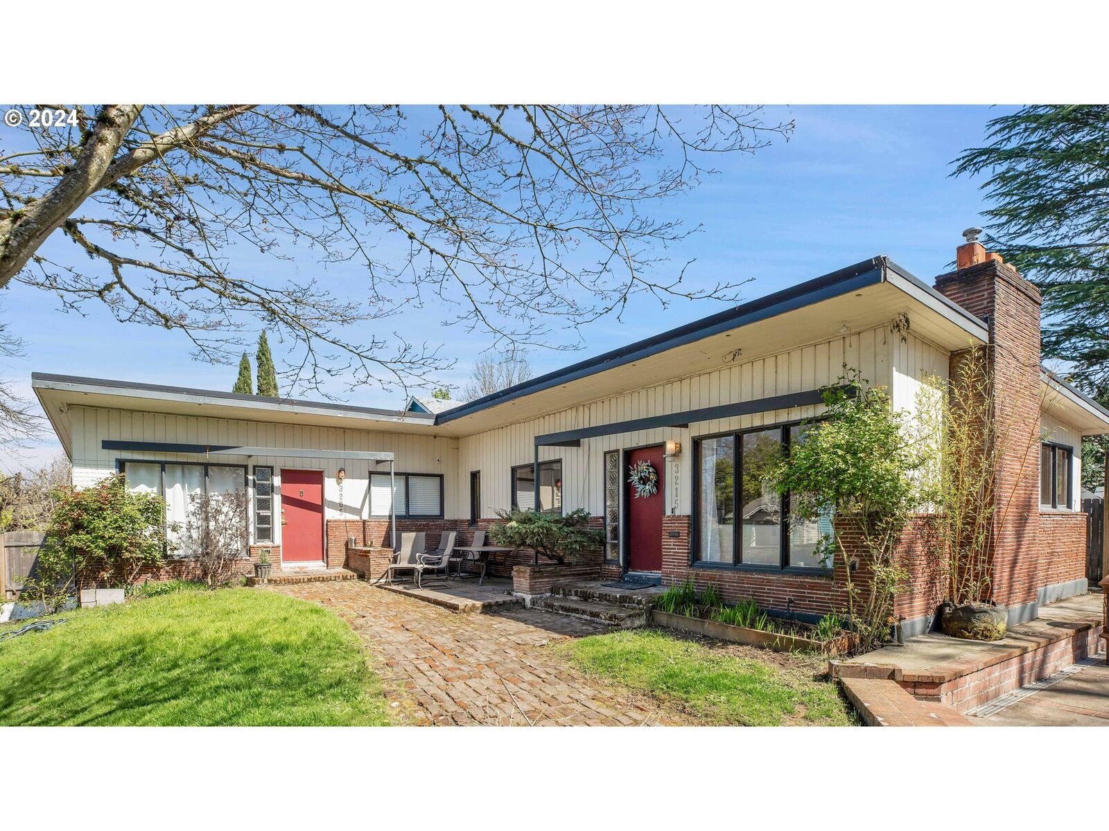 Property Photo:  3215 SE Woodward St  OR 97202 