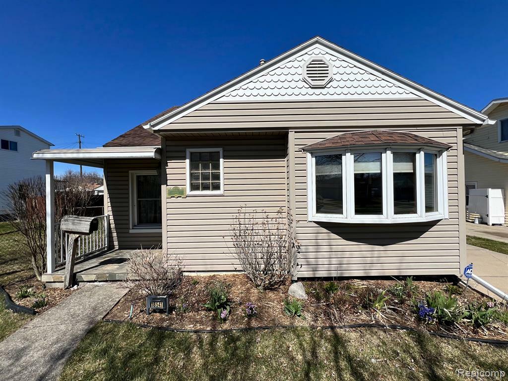 Property Photo:  18541 Brohl  MI 48066 2979 