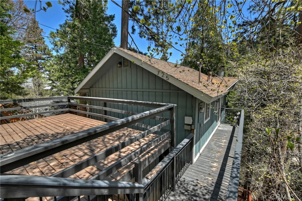 Property Photo:  725 Oakmont Lane  CA 92352 