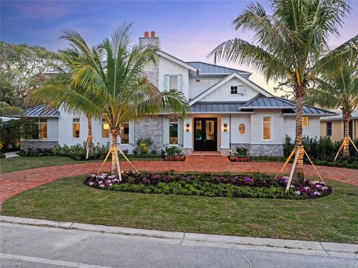 Property Photo: 690 7th Ave N FL 34102