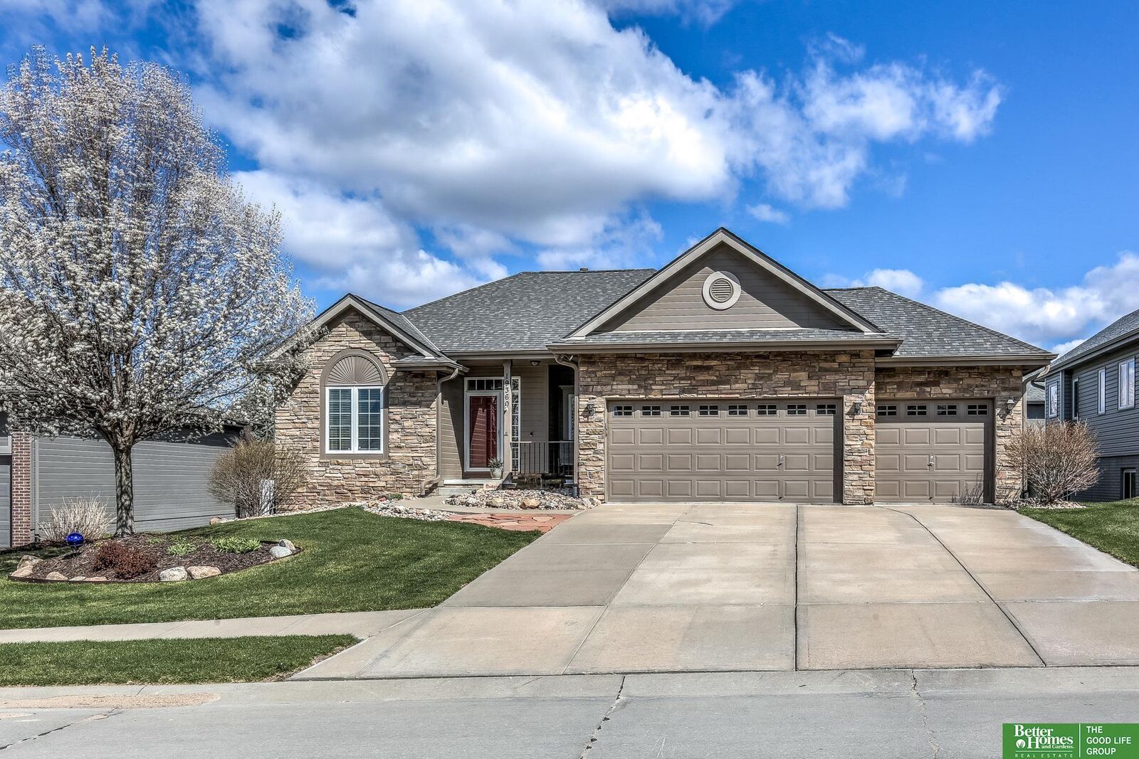 4 bed Omaha home for sale 19360 G Street, Omaha, NE 68135