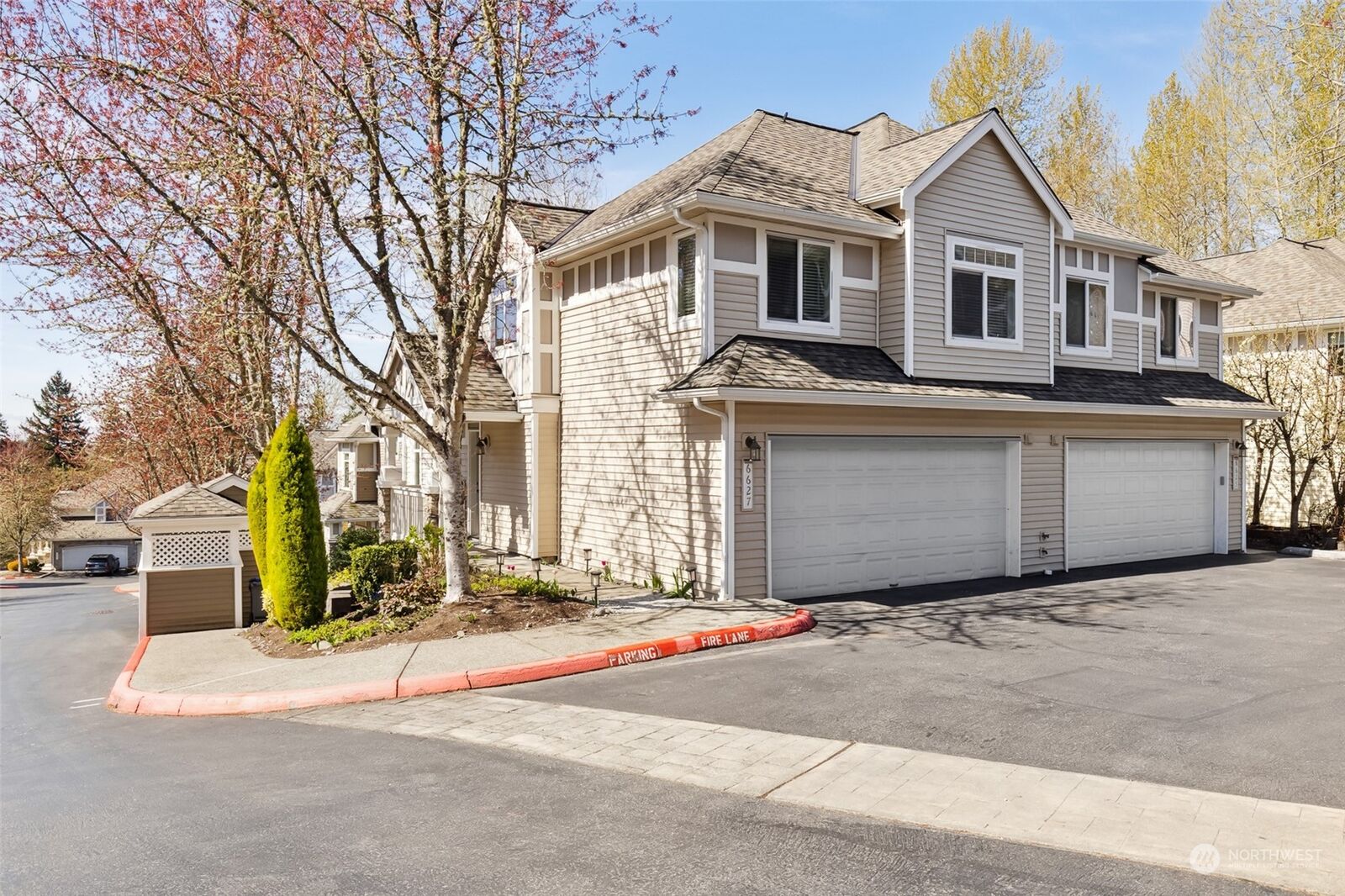 Property Photo: 6627 SE Cougar Mountain Way 3 WA 98006