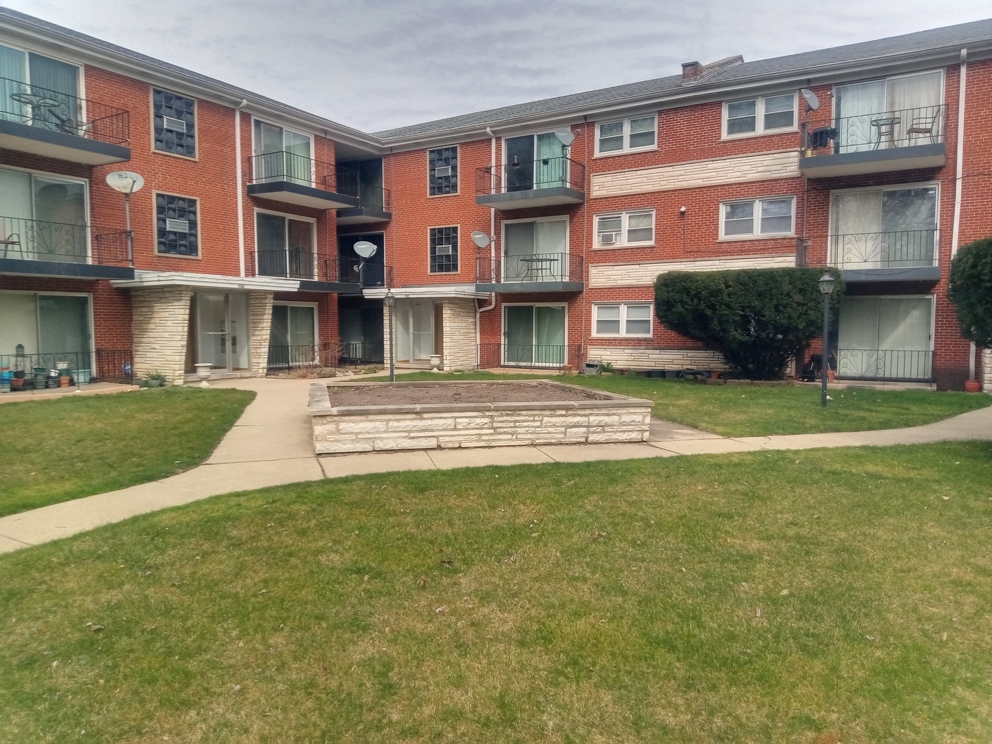 Property Photo:  131 N Mason Avenue 304  IL 60644 