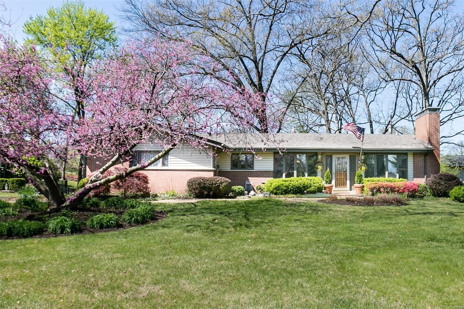 Property Photo: 9425 Oakwood Manor Lane MO 63126