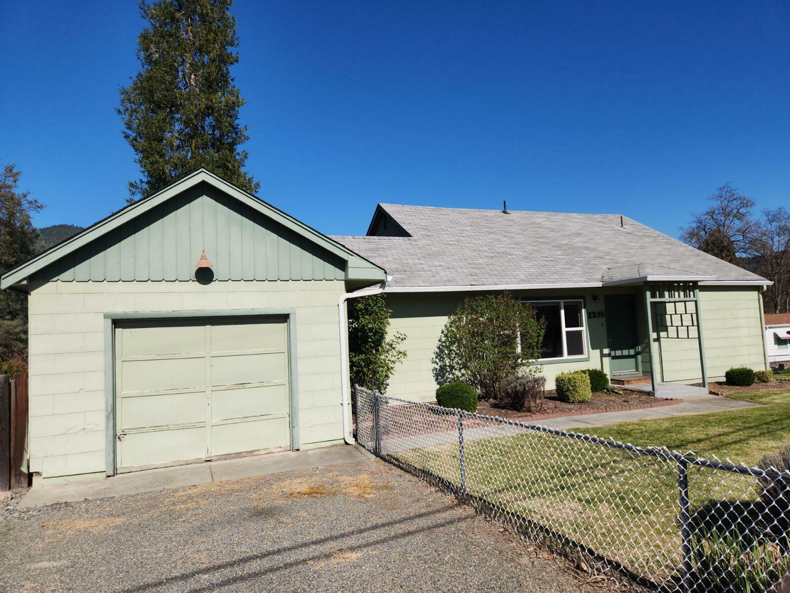 Property Photo:  2315 NW Highland Avenue  OR 97526 