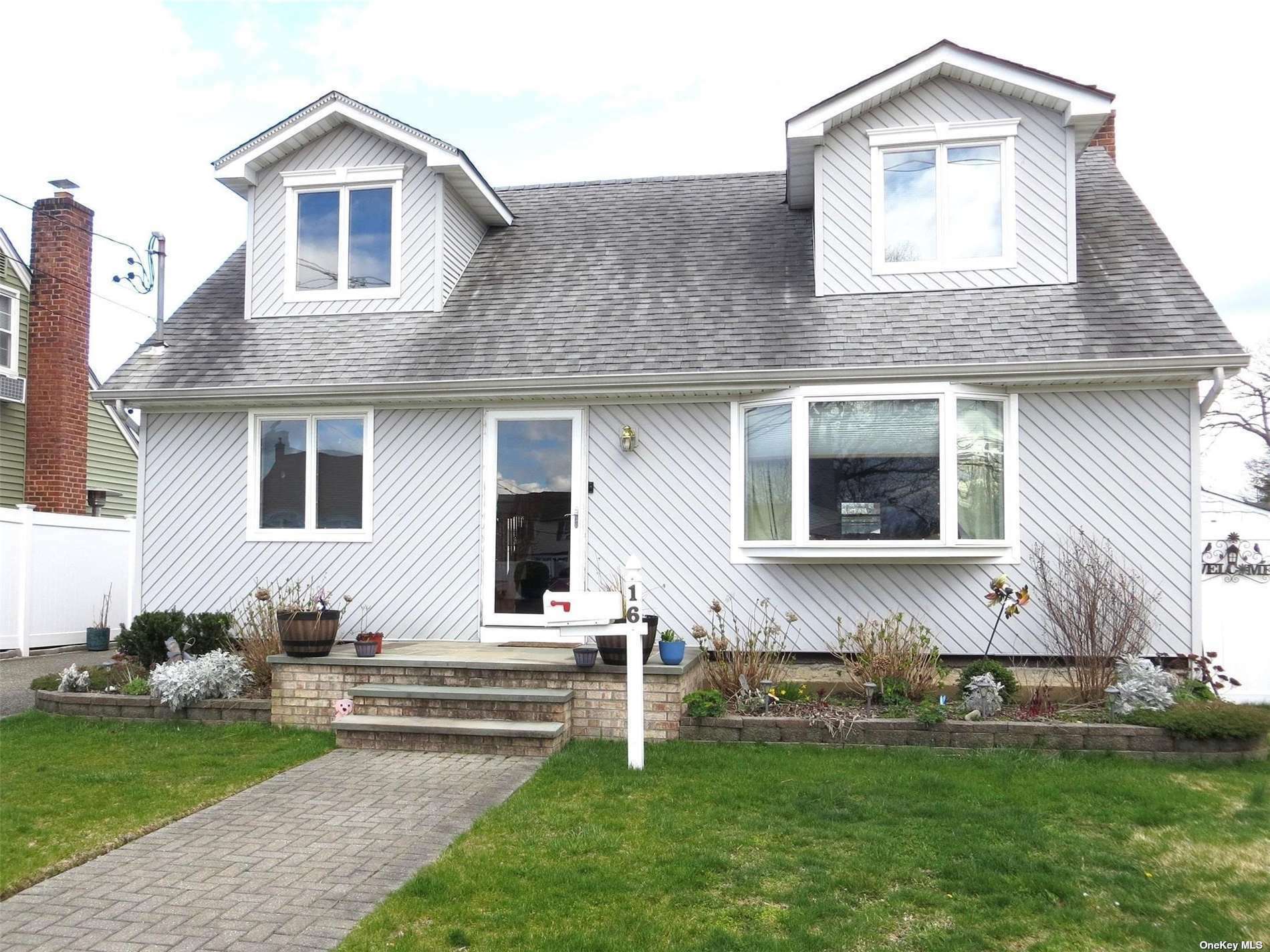 Property Photo:  16 Sunset Avenue  NY 11735 
