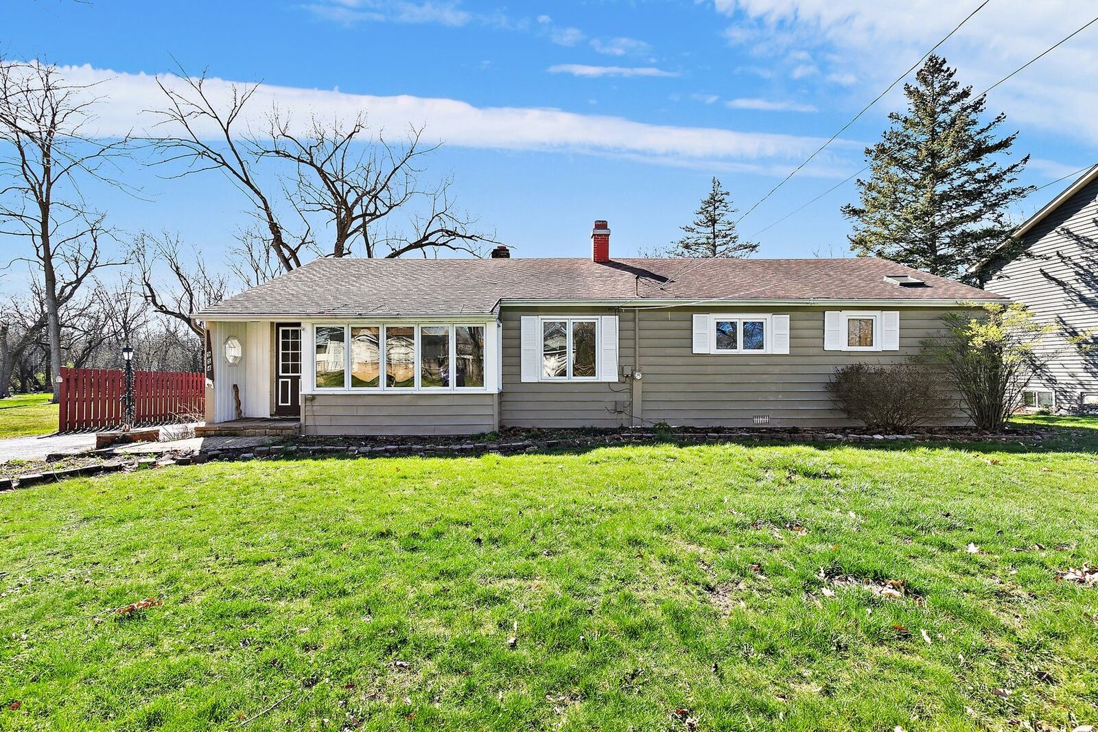 Property Photo: 954 Highland Avenue IL 60137