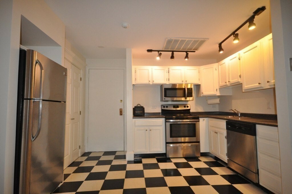 Property Photo:  160 Commonwealth Avenue 706  MA 02116 