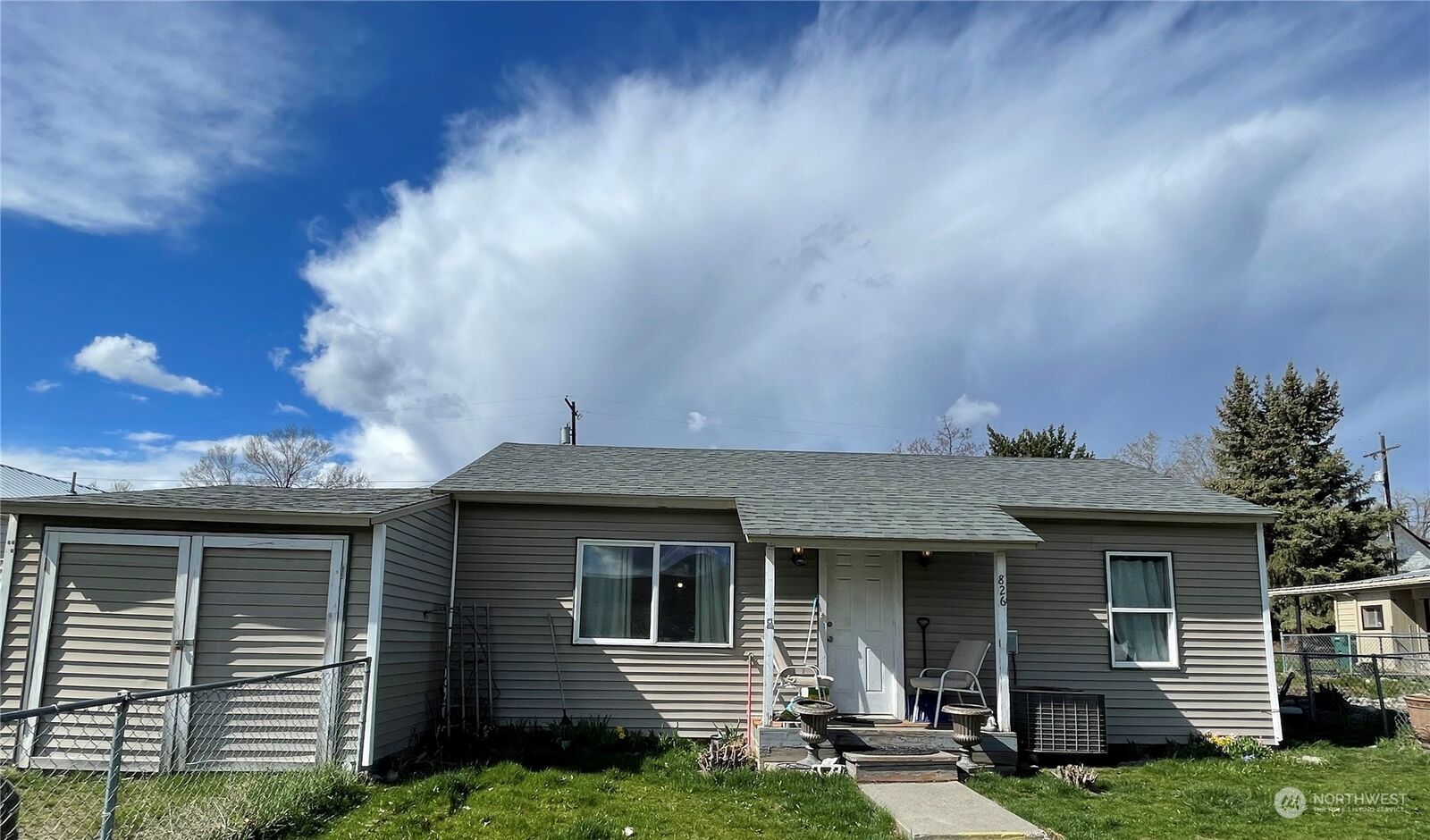 Property Photo: 826 S 5th Avenue WA 98840