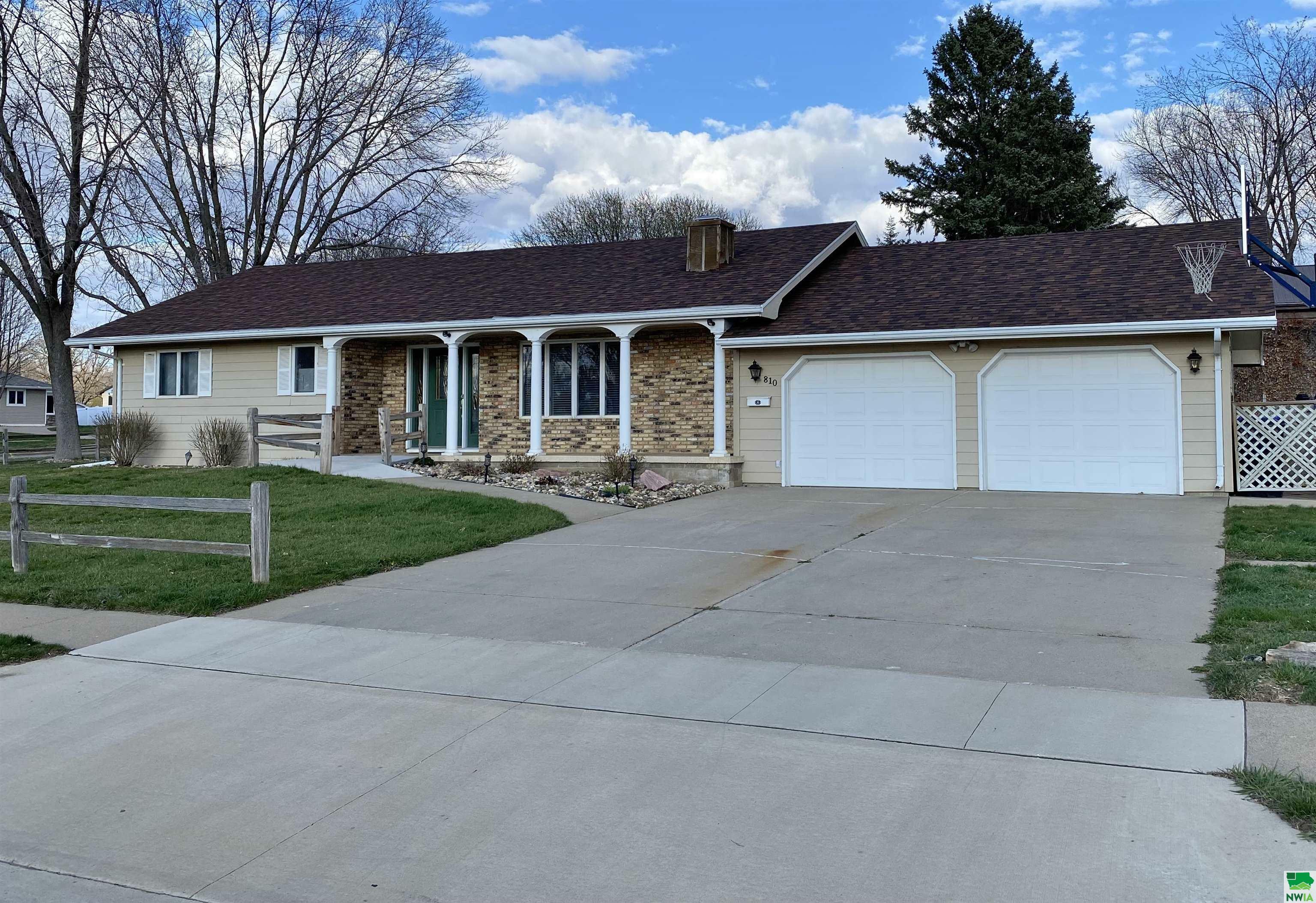 Property Photo:  810 3rd Ave SW  IA 51031 