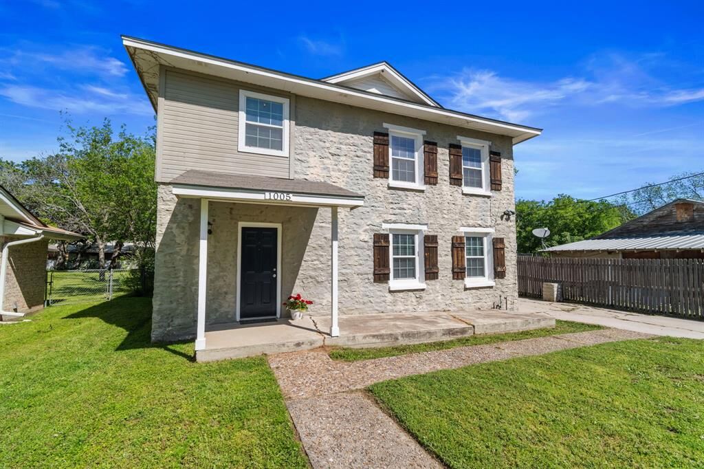 Property Photo: 1005 W Oak Street TX 76401